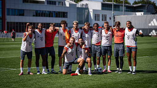 Spieler nehmen Aufstellung zum Foto im Training des FC Bayern vor dem Pokalspiel in Wiesbaden.