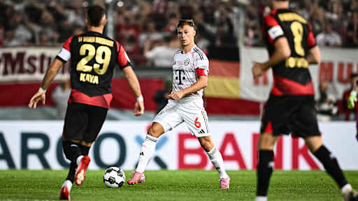 Joshua Kimmich führt den Ball am Fuß während des DFB-Pokalspiels des FC Bayern beim SV Wehen Wiesbaden