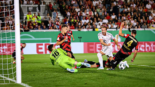 Harry Kane wird beim Torschuss geblockt während des DFB-Pokalspiels des FC Bayern beim SV Wehen Wiesbaden