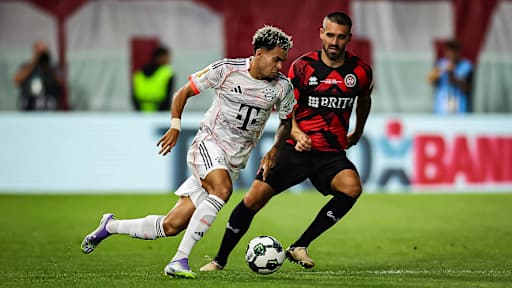 Luis Díaz mit Ball am Fuß während des DFB-Pokalspiels des FC Bayern beim SV Wehen Wiesbaden