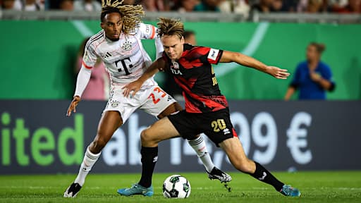 Sacha Boey im Zweikampf während des DFB-Pokalspiels des FC Bayern beim SV Wehen Wiesbaden