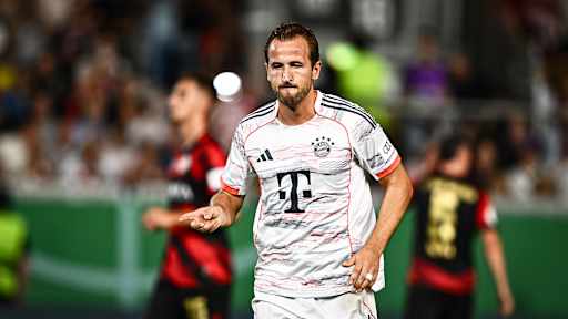 Harry Kane jubelt nach dem Führungstreffer während des DFB-Pokalspiels des FC Bayern beim SV Wehen Wiesbaden