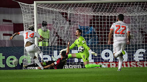 Luis Díaz Torschuss wird von Torhüter Florian Stritzel pariert während des DFB-Pokalspiels des FC Bayern beim SV Wehen Wiesbaden