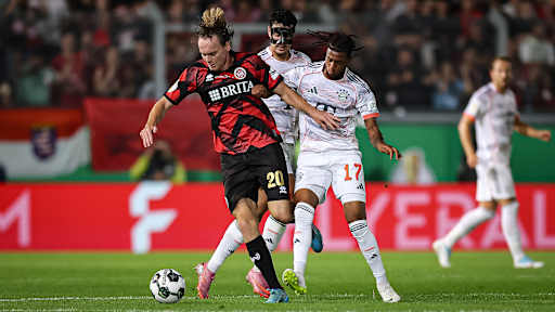 Michael Olise im Zweikampf während des DFB-Pokalspiels des FC Bayern beim SV Wehen Wiesbaden