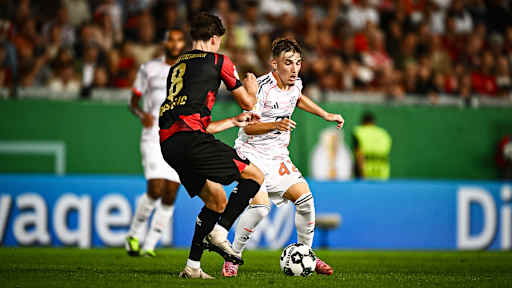 Lennart Karl mit Ball am Fuß während des DFB-Pokalspiels des FC Bayern beim SV Wehen Wiesbaden