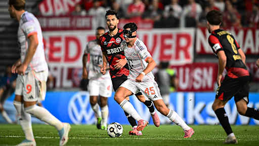 Aleksandar Pavlović mit Ball am Fuß während des DFB-Pokalspiels des FC Bayern beim SV Wehen Wiesbaden