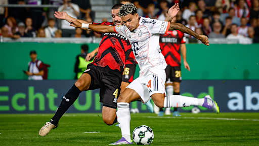 Luis Díaz beim Torschuss während des DFB-Pokalspiels des FC Bayern beim SV Wehen Wiesbaden