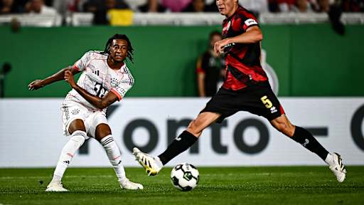 Michael Olise trifft zum 2:0 während des DFB-Pokalspiels des FC Bayern beim SV Wehen Wiesbaden
