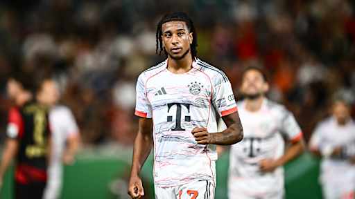 Michael Olise beim Torjubel während des DFB-Pokalspiels des FC Bayern beim SV Wehen Wiesbaden