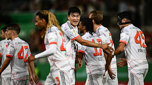 Minjae Kim und seine Kollegen bejubeln das 2:0 durch Michael Olise während des DFB-Pokalspiels des FC Bayern beim SV Wehen Wiesbaden