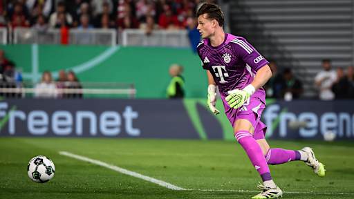 Jona Urbig mit Ball am Fuß während des DFB-Pokalspiels des FC Bayern beim SV Wehen Wiesbaden