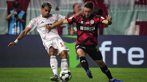 Luis Díaz mit Ball am Fuß während des DFB-Pokalspiels des FC Bayern beim SV Wehen Wiesbaden