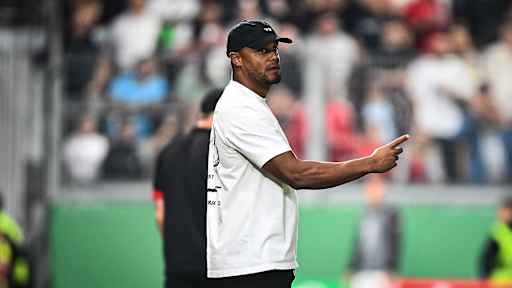 Vincent Kompany an der Seitenlinie während des DFB-Pokalspiels des FC Bayern beim SV Wehen Wiesbaden