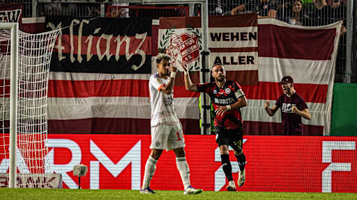 Fatih Kaya beim Torjubel während des DFB-Pokalspiels des FC Bayern beim SV Wehen Wiesbaden