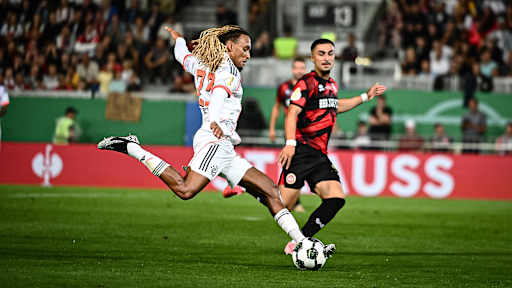 Sacha Boey beim Torschuss während des DFB-Pokalspiels des FC Bayern beim SV Wehen Wiesbaden