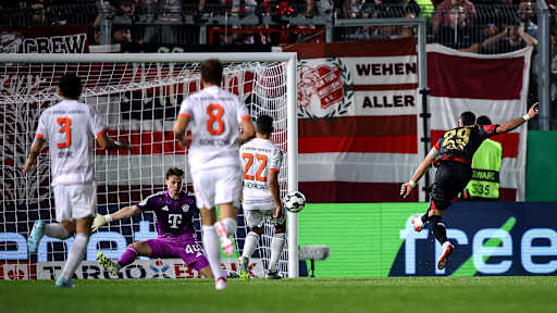 Fatih Kaya trifft zum 2:2 während des DFB-Pokalspiels des FC Bayern beim SV Wehen Wiesbaden