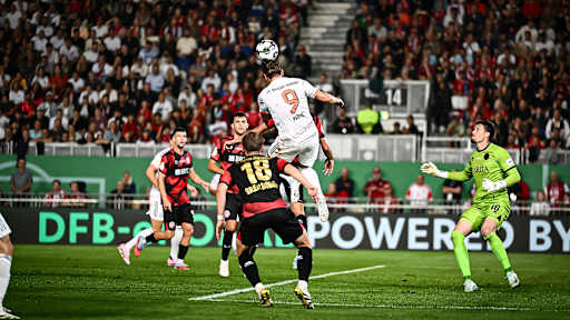 Harry Kane köpft zum 3:2-Sieg ein während des DFB-Pokalspiels des FC Bayern beim SV Wehen Wiesbaden
