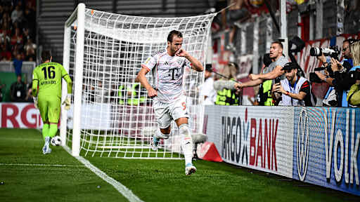 Harry Kane bejubelt den 3:2-Siegtreffer während des DFB-Pokalspiels des FC Bayern beim SV Wehen Wiesbaden