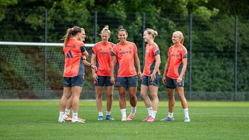 Die FC Bayern Frauen lachend während der Pause im Training.