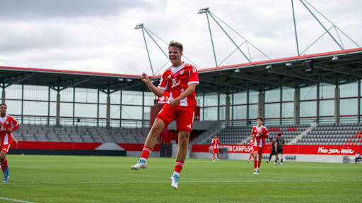 Moritz Göttlicher jubelt über einen Treffer am FC Bayern Campus.