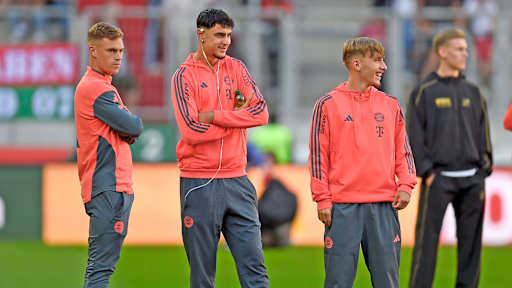 Spieler des FC Bayern bei der Platzinspektion vor dem Spiel in Augsburg
