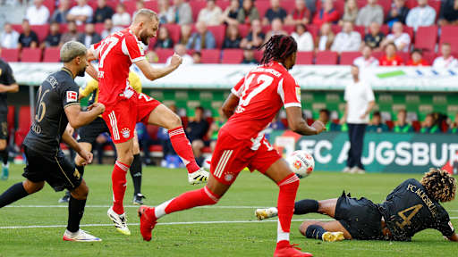 Konrad Laimer beim Torschuss im Bundesliga-Spiel des FC Bayern beim FC Augsburg.