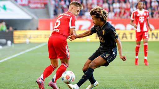 Joshua Kimmich im Zweikampf mit Han-Noah Massengo im Bundesliga-Spiel des FC Bayern beim FC Augsburg.