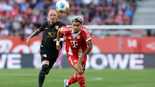 Luis Diaz am Ball im Bundesliga-Spiel des FC Bayern beim FC Augsburg.