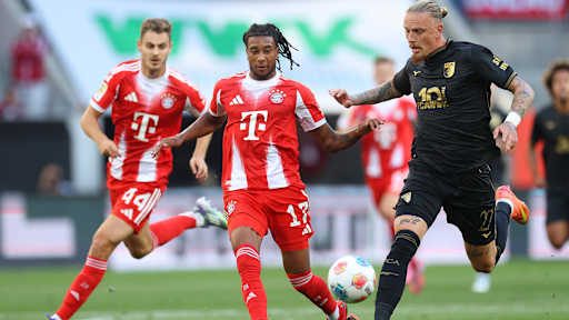Michael Olise im ZWeikampf mit Marius Wolf im Bundesliga-Spiel des FC Bayern beim FC Augsburg.