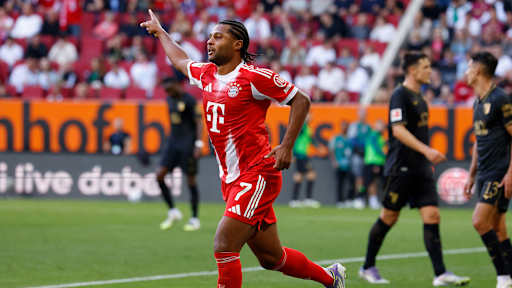 Serge Gnabry jubelt nach seinem Tor zum 1:0 im Bundesliga-Spiel des FC Bayern beim FC Augsburg.