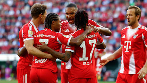 Jonathan Tah und Kollegen jubeln nach dem 1:0 im Bundesliga-Spiel des FC Bayern beim FC Augsburg.