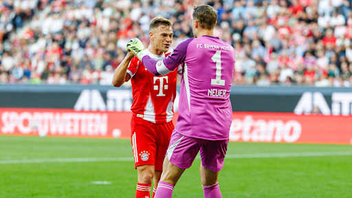 Manuel Neuer und Joshua Kimmich jubeln gemeinsam nach dem 1:0 im Bundesliga-Spiel des FC Bayern beim FC Augsburg.