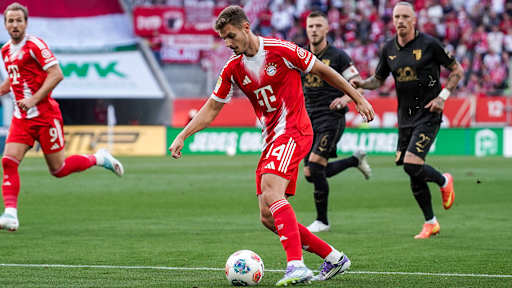 Josip Stanisic am Ball im Bundesliga-Spiel des FC Bayern beim FC Augsburg.