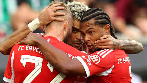 Laimer, Diaz & Gnabry jubeln gemeinsam nach dem Tor zum 2:0 im Bundesliga-Spiel des FC Bayern beim FC Augsburg.