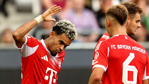 Luis Diaz klatscht ein mit Joschua Kimmich im Bundesliga-Spiel des FC Bayern beim FC Augsburg.