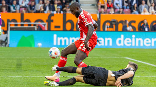 Dayot Upamecano wird von einem Gegenspieler attackiert im Bundesliga-Spiel des FC Bayern beim FC Augsburg.