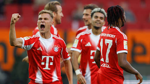 Joshua Kimmich jubelt mit erhobener Faust nach dem 3:0 im Bundesliga-Spiel des FC Bayern beim FC Augsburg.