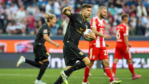 Elvis Rexhbecaj jubelt nach dem Augsburger Treffer zum 1:3 gegen den FC Bayern