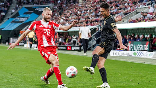 Konrad Laimer im Zweikampf mit Dimitrios Giannoulis im Bundesliga-Spiel des FC Bayern beim FC Augsburg.