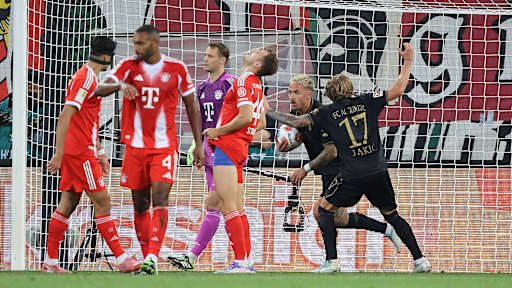 Entrüstung bei den Spielern des FC Bayern nach dem Augsburger Tor zum 2:3-Anschlusstreffer