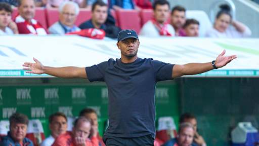 Vincent Kompany steht mit ausgebreiteten Armen an der Seitenlinie im Bundesliga-Spiel des FC Bayern in Augsburg.