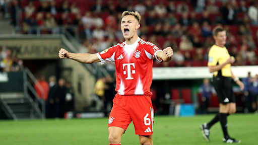 Joshua Kimmich jubelt nach Abpfiff des 3:2 des FC Bayern in Augsburg.