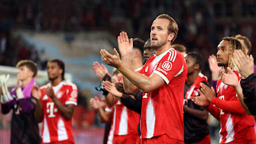 Harry Kane und Teamkollegen applaudieren in Richtung der Fans nach dem des 3:2 des FC Bayern in Augsburg.