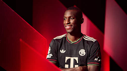 Nicolas Jackson im Champions League-Trikot des FC Bayern