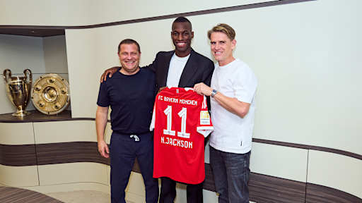 Max Eberl, Nicolas Jackson und Christoph Freund halten ein Trikot mit 11 Jackson hoch