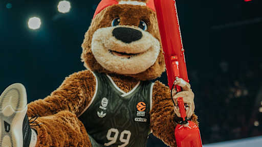 Ben mit der Trikot-Kanone bei einem Basketball-Spiel.