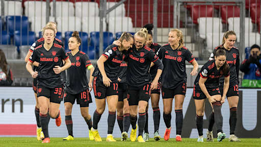 Die FC Bayern Frauen bejubeln einen Treffer gegen den FC Barcelona in der Allianz Arena.