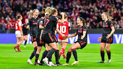 Die FC Bayern Frauen bejubeln ein Tor in der Allianz Arena