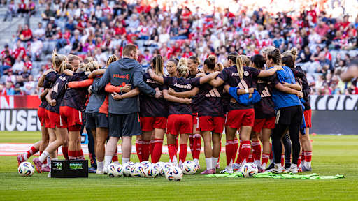 Die Mannschaft der FC Bayern-Frauen macht einen Kreis vor dem Spiel gegen Leverkusen