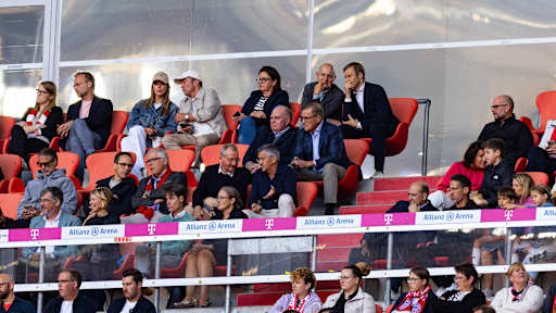 Ehrentribüne beim Spiel der FCB-Frauen gegen Leverkusen